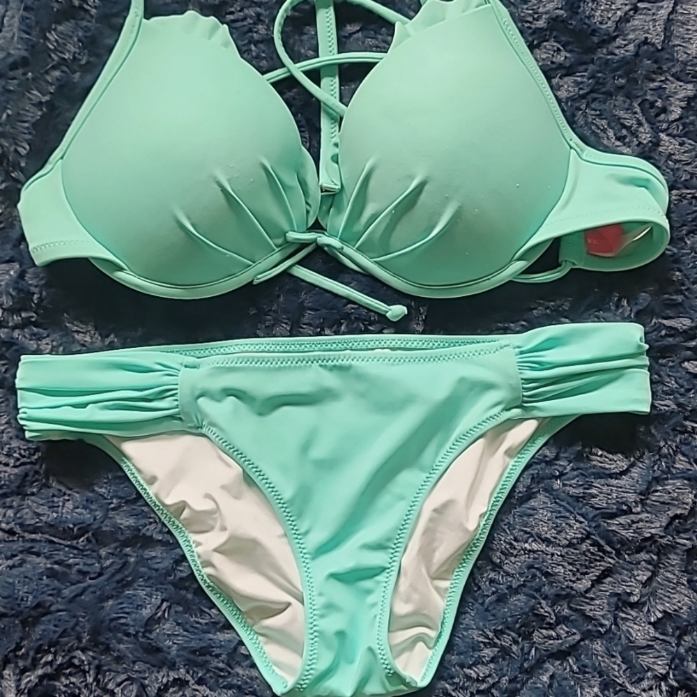 The Knockout Bikini by VS.  Top is a 34d and cheeky bottoms are a sm.